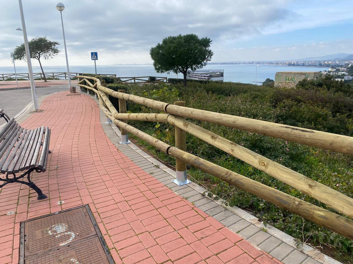 Así luce ahora la nueva valla de madera de este mirador.