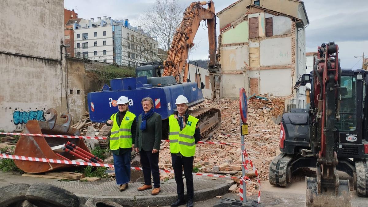 Por la izquierda, Inés Rodríguez, José Ramón Prado y Juan Ignacio García junto a la casa derribada.