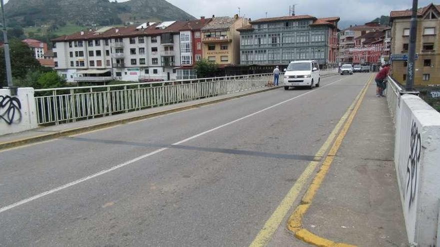 El puente de Arriondas, ayer.