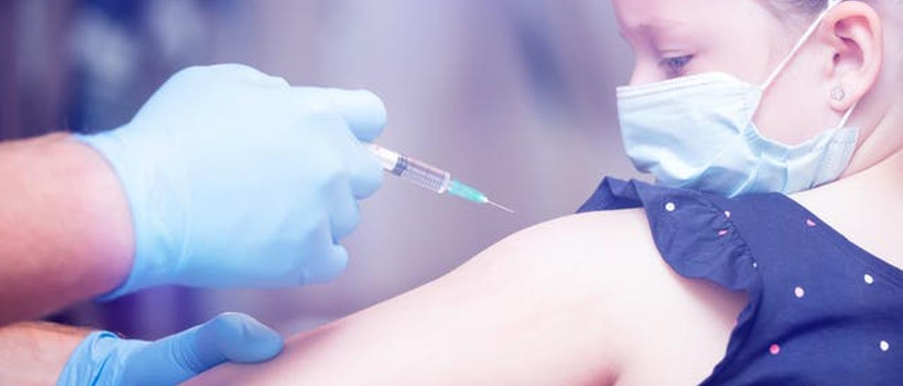 Un niño vacunándose.