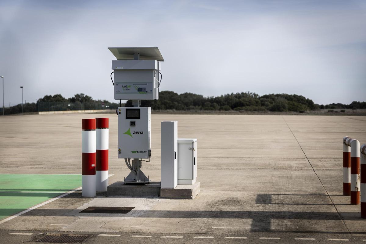 En imágenes | Este es el estado actual del aeropuerto Huesca-Pirineos, el menos utilizado de España