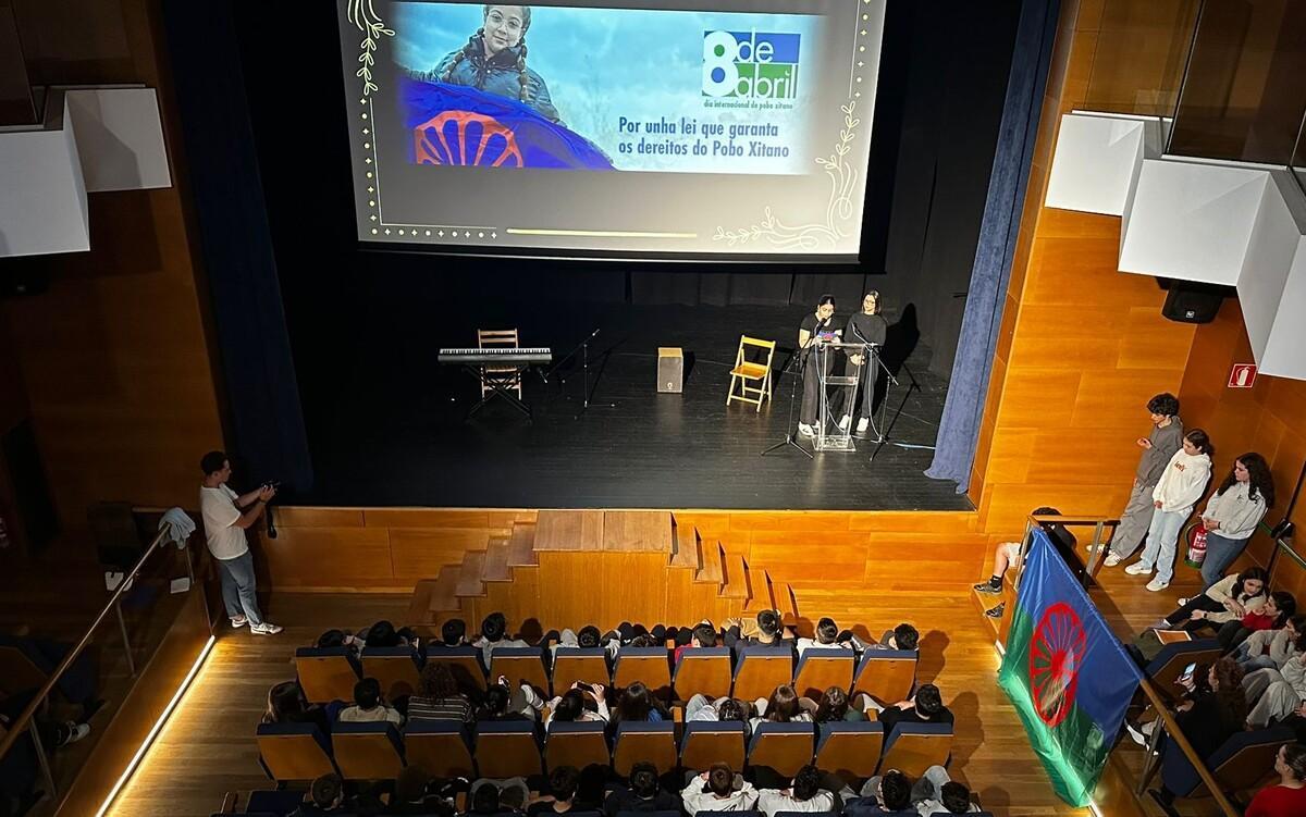 Un momento del evento presentado por alumnas de origen gitano en Milladoiro