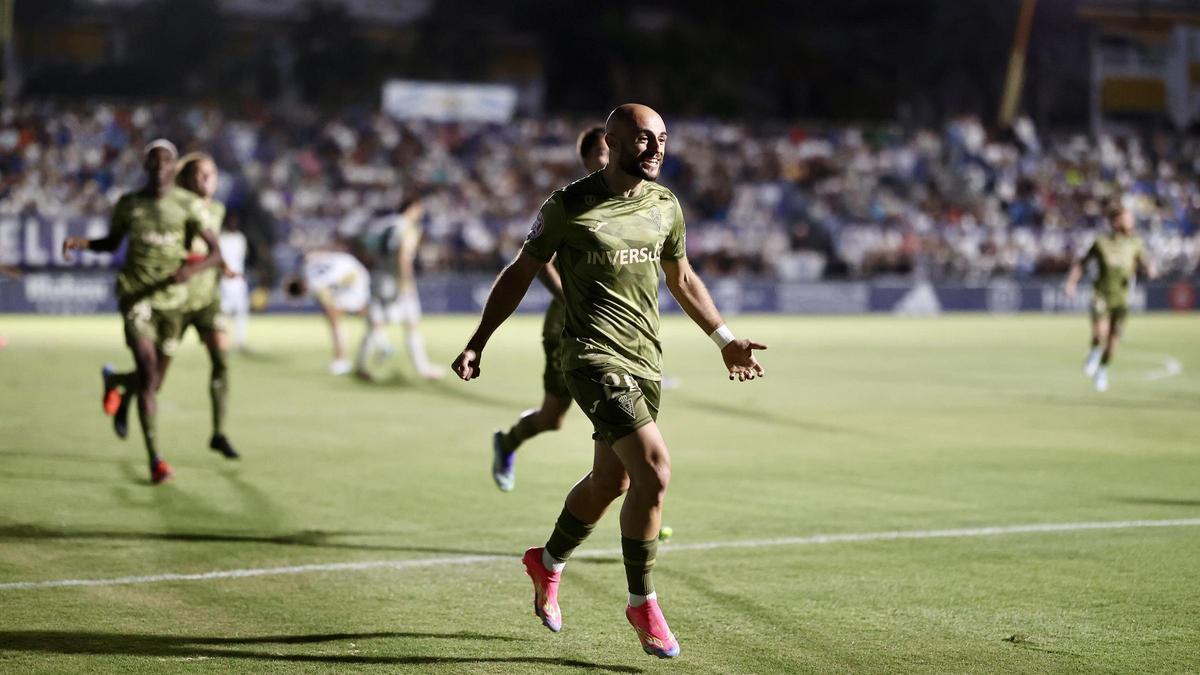 Ekain celebra el gol en el segundo minuto del partido Marbella-Real Murcia