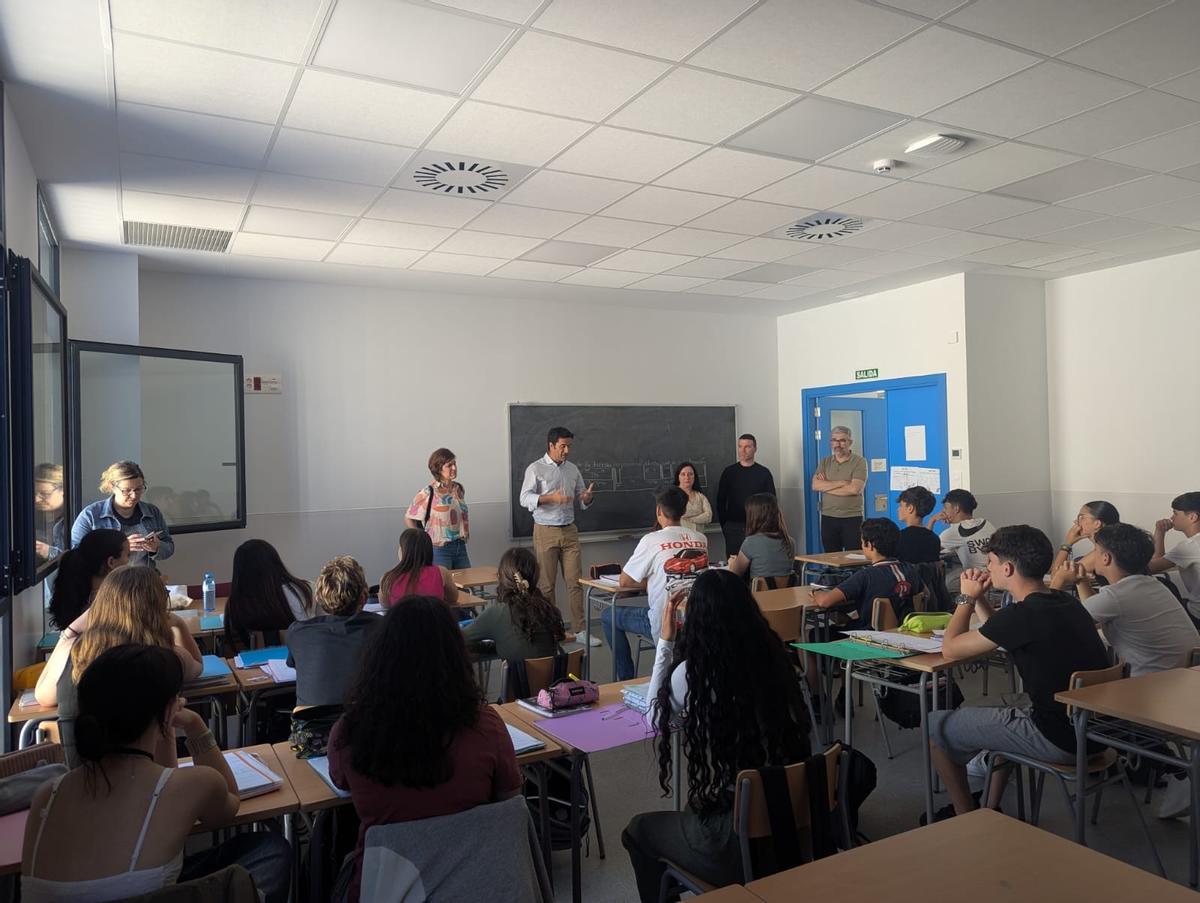 Juanjo Vilar, director del instituto lorquino, en una de las clases del centro de Mislata.
