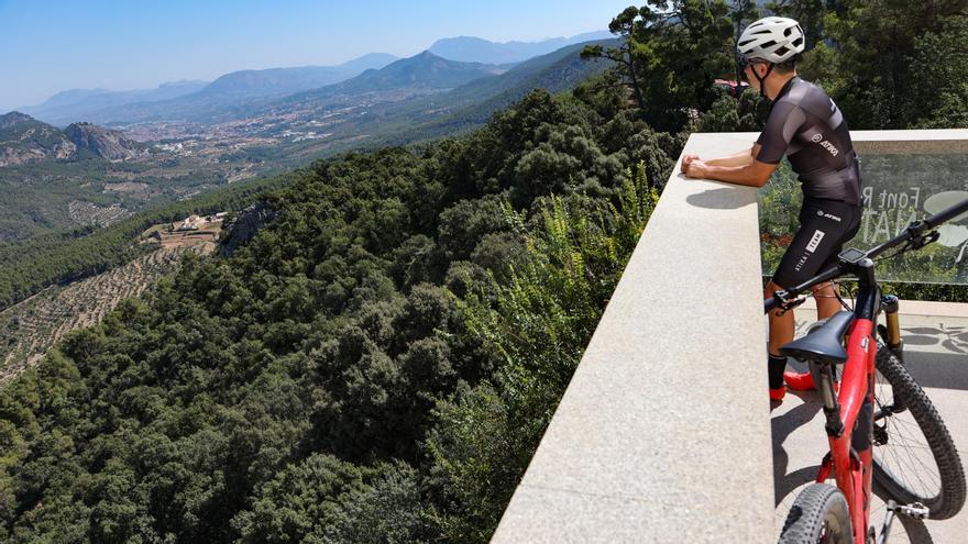 Un ciclista en el mirador del centro de visitantes de la Font Roja este viernes, tras subir al paraje.