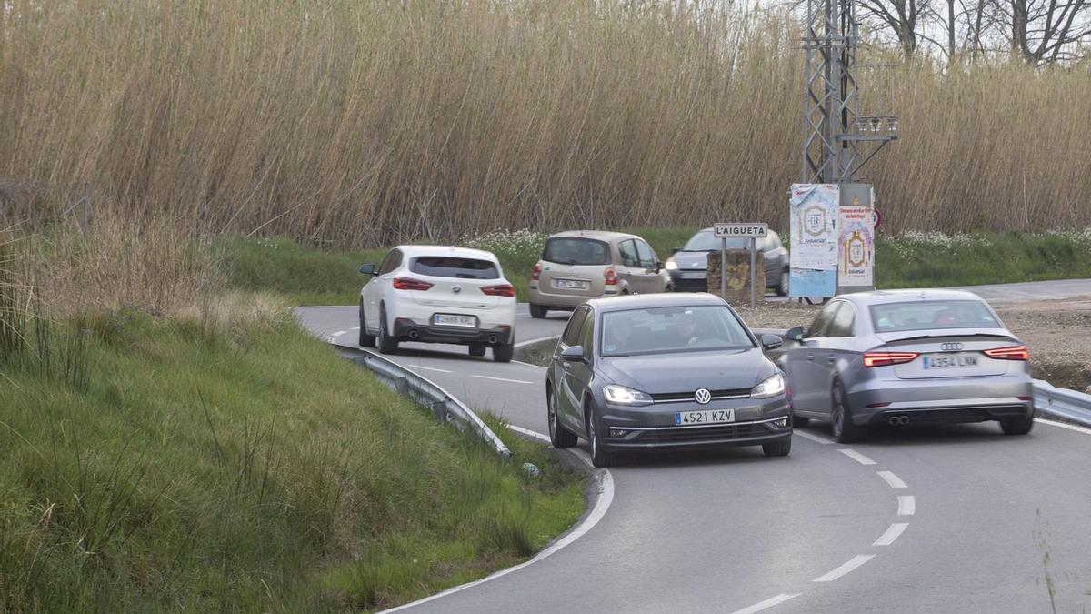 La carretera és estreta i plena de revolts, la qual cosa provoca molts accidents