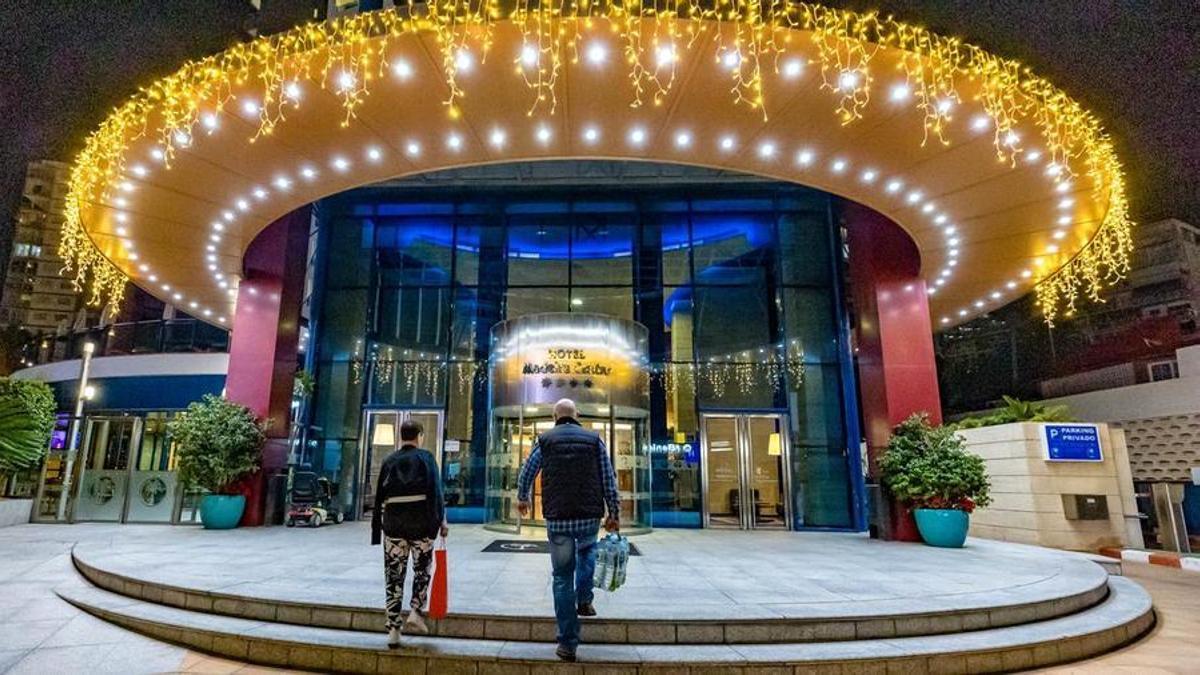 Un hotel de Benidorm, con las luces y la decoración navideña.