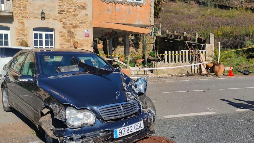 Coche y vivienda afectados en el accidente de Anzo.   | // EMERXENCIAS LALÍN