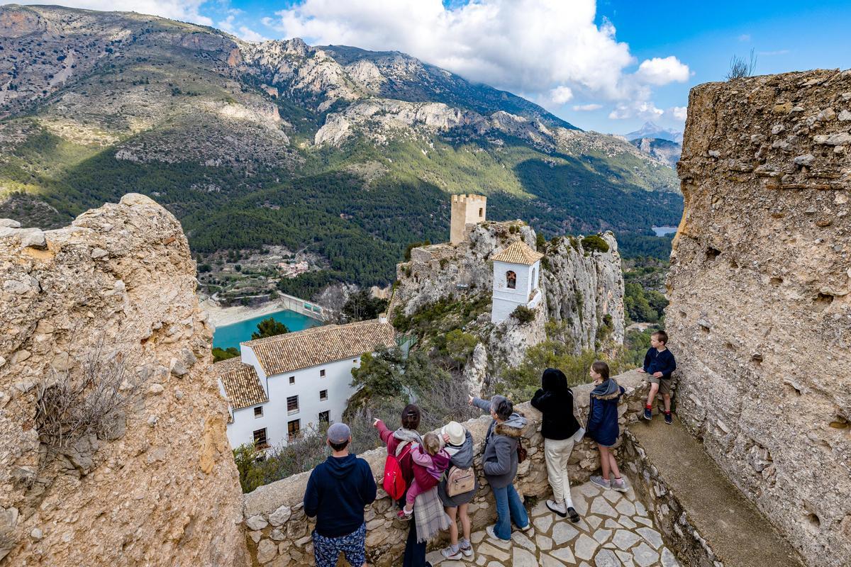 Turistas en el Castell de Guadalest.