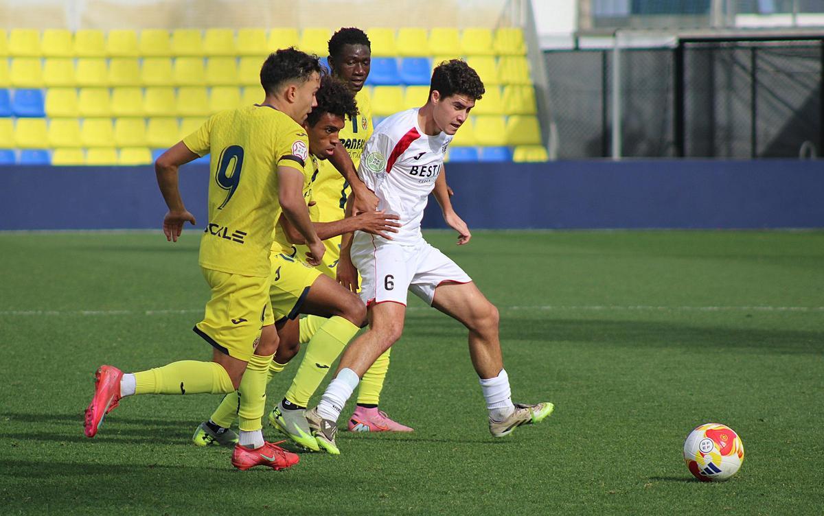 David Marzá, rodeado de jugadores del Villarreal C en el césped del Mini Estadi.