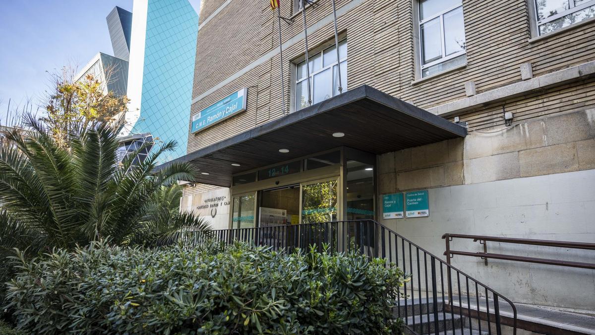 Fachada del Centro Médico de Especialidades Ramón y Cajal de Zaragoza.