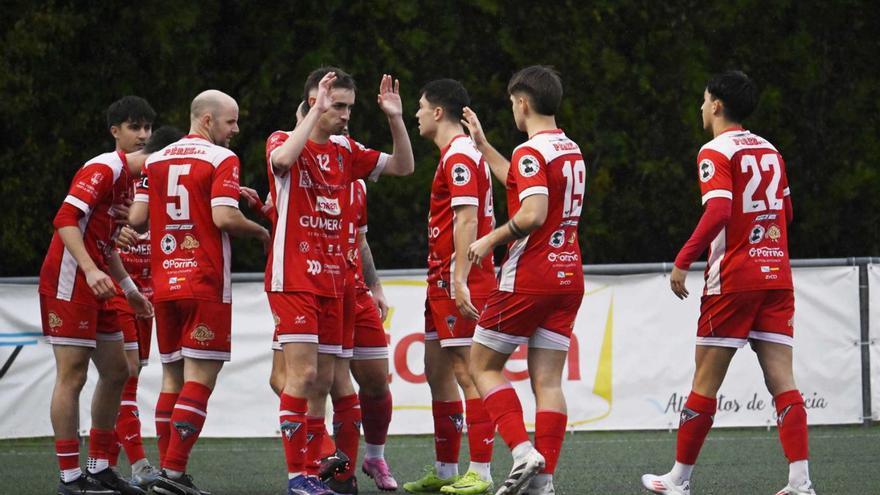 Los jugadores del Atios celebran uno de sus goles de ayer. |  Pablo H. Gamarra