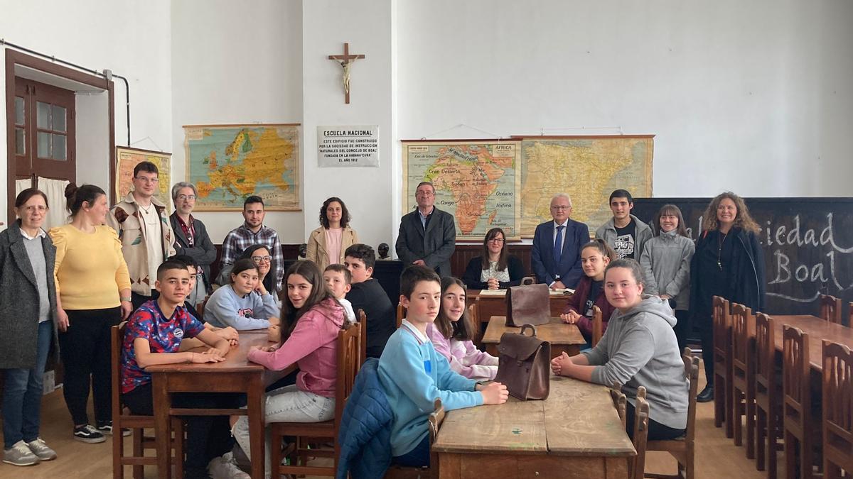 Foto de familia durante la presentación del programa que celebra los 90 años de las Escuelas Graduadas.