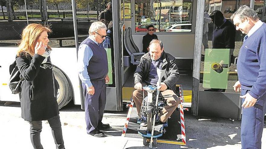 La Vall d’Uixó estrena su primer bus urbano totalmente accesible