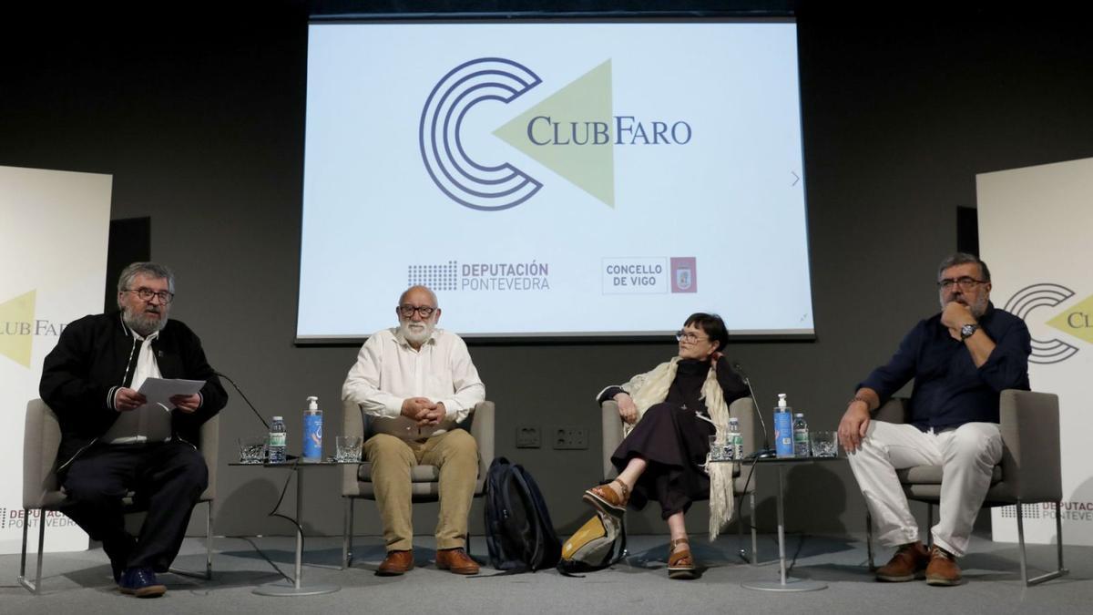 Manuel Bragado, Ricardo Gurriarán, Margarita Ledo e Xosé Ramón Pena, onte no Club FARO |   // J. LORES