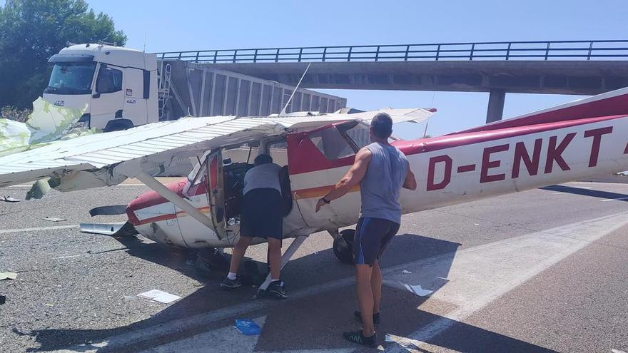 Vídeo: Una avioneta provoca un accidente al aterrizar en la autovía CS-22 en Castellón