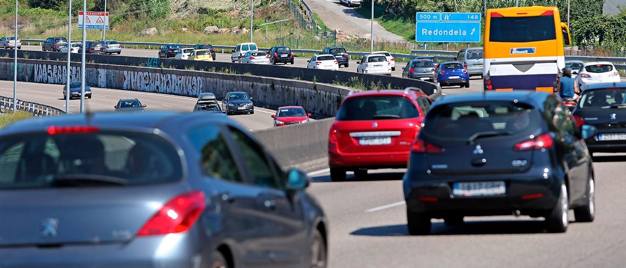 Vehículos en la autopista AP-9 en la entrada y salida de Vigo