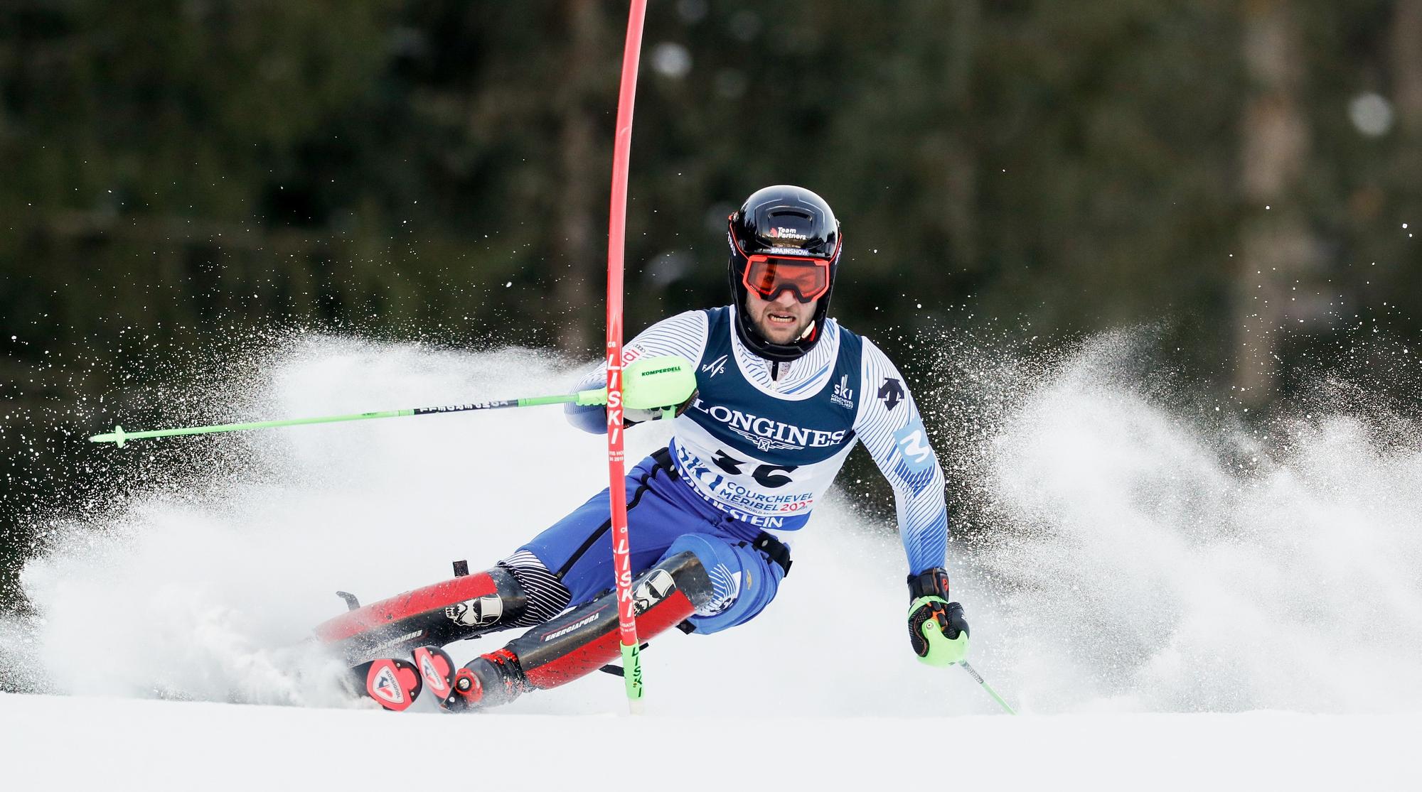 Albert Ortega desciende en la última carrera de Courchevel.