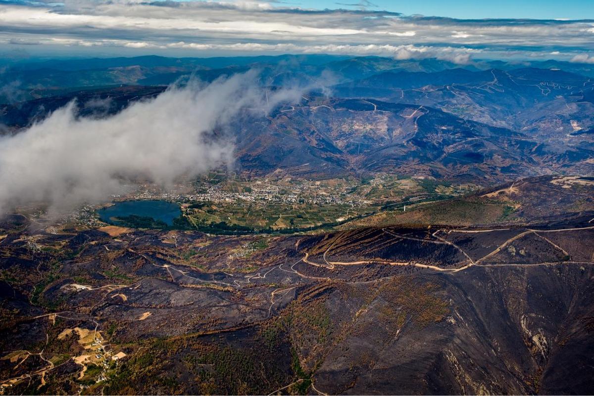 Tierra quemada en el concello de A Rúa, en la comarca de Valdeorras, región castigada por el incendio declarado en Larouco, el más grande de la historia de Galicia