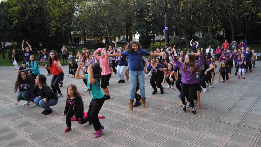 Niñas y jóvenes bailan contra la violencia machista en el parque Ovidio Libardón de Lugo de Llanera.