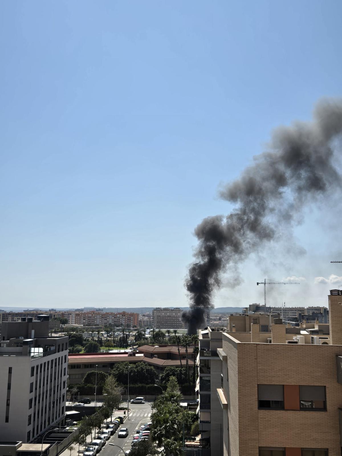Arden cuatro coches en un descapado junto a la Cruz Roja de Alicante