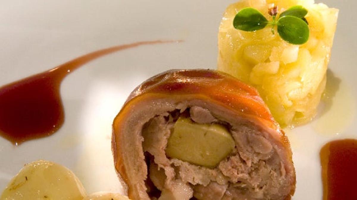 Lechoncita de canónigo asada y rellena con manzanas confitadas y patatas ahumadas, una receta clás