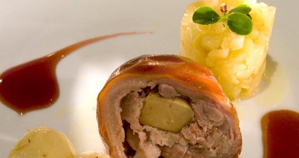 Lechoncita de canónigo asada y rellena con manzanas confitadas y patatas ahumadas, una receta clás