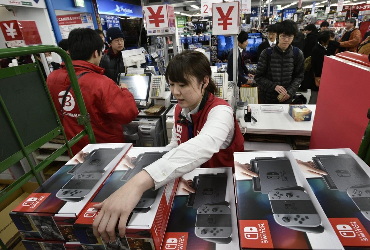 FRA01. TOKIO (JAPÓN), 02/03/2017.- Una empleada organiza las cajas de la nueva consola Nintendo Switch, en una tienda de electrónica en Tokio, (Japón) hoy, viernes 3 de marzo de 2017. Nintendo Co. lanzó su nueva consola de videojuegos con la esperanza de recuperar acciones en un mercado competitivo que ahora incluye los juegos en celulares inteligentes. EFE/FRANCK ROBICHON