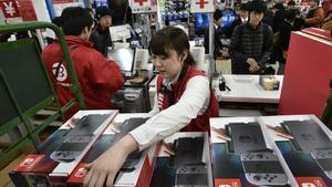 FRA01. TOKIO (JAPÓN), 02/03/2017.- Una empleada organiza las cajas de la nueva consola Nintendo Switch, en una tienda de electrónica en Tokio, (Japón) hoy, viernes 3 de marzo de 2017. Nintendo Co. lanzó su nueva consola de videojuegos con la esperanza de recuperar acciones en un mercado competitivo que ahora incluye los juegos en celulares inteligentes. EFE/FRANCK ROBICHON