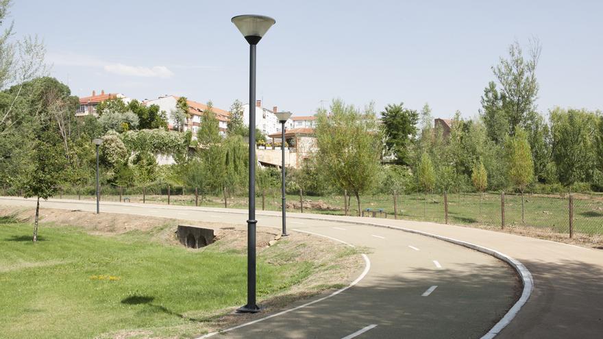 Sancionado con 300 euros por recolectar aceitunas y bellotas en una zona verde en este pueblo de Zamora