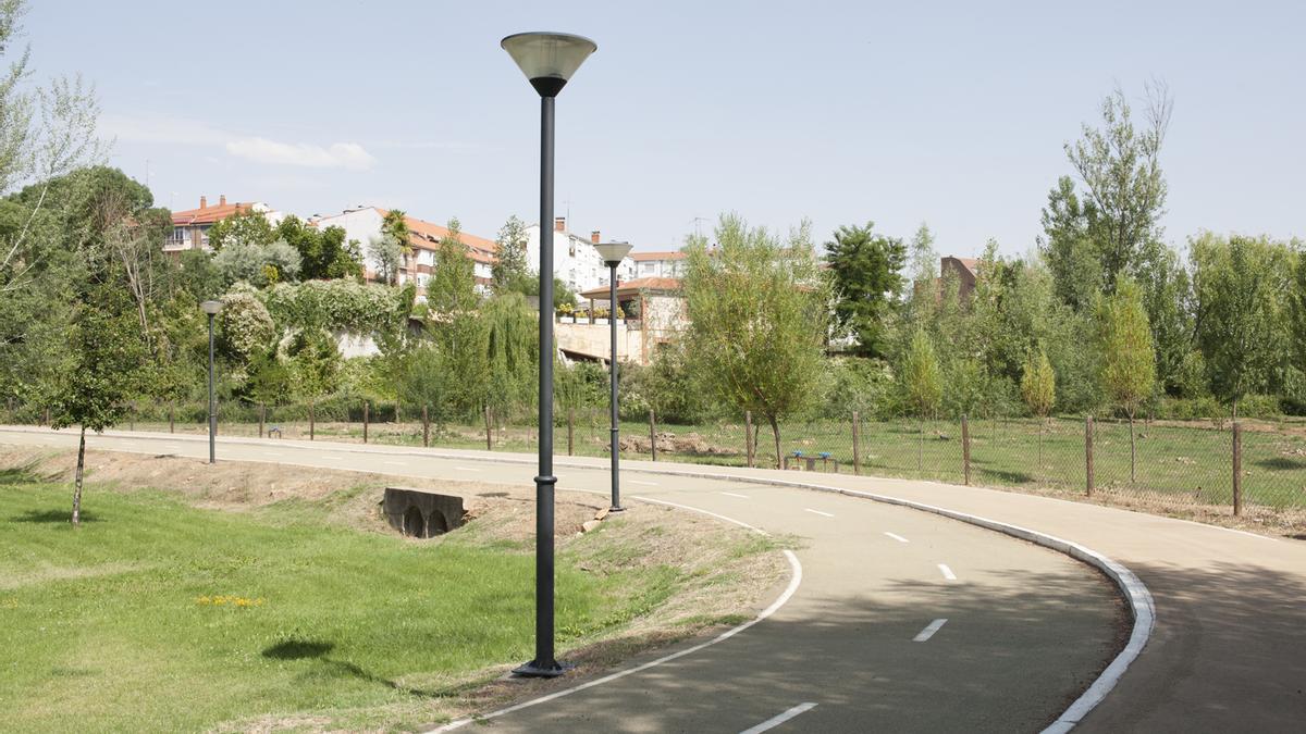 El denunciado entró con el vehículo hasta el interior del Prado de las Pavas para recolectar aceitunas y bellotas.