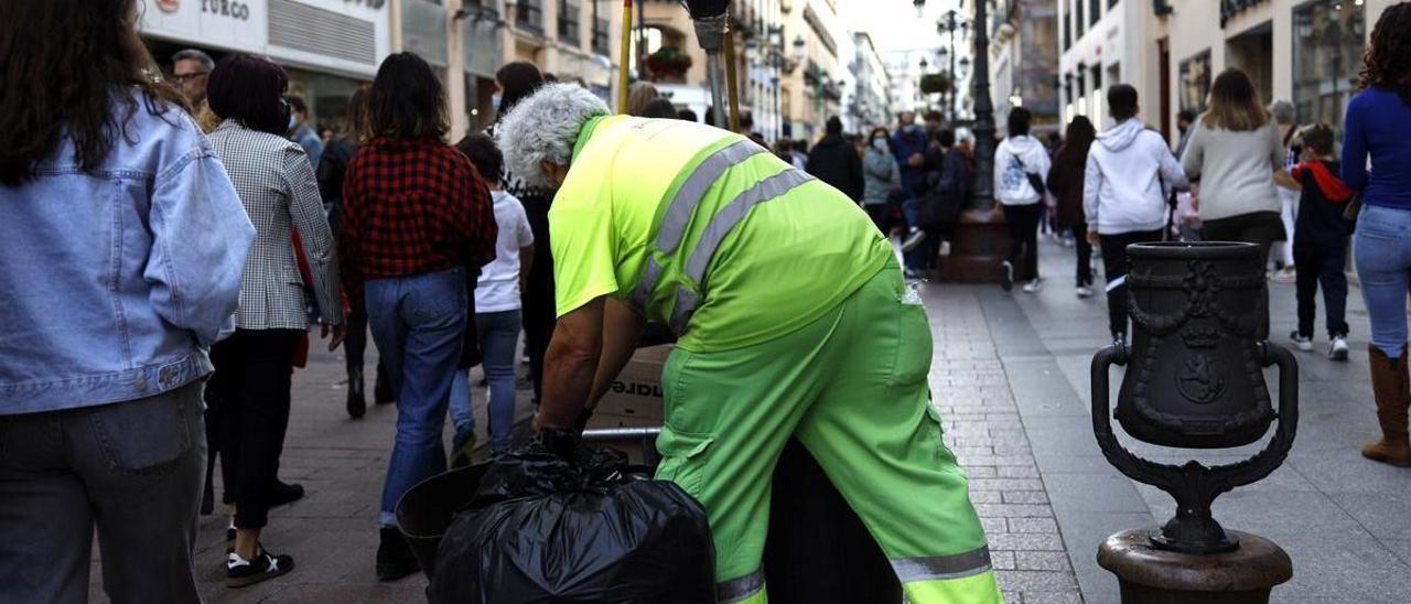 Un operario de FCC atareado en la calle Alfonso de Zaragoza. | EL PERIÓDICO