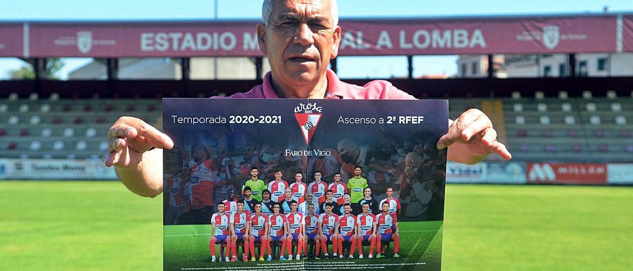 Manuel Abalo, presidente del Arosa, muestra el póster del ascenso que entrega FARO.