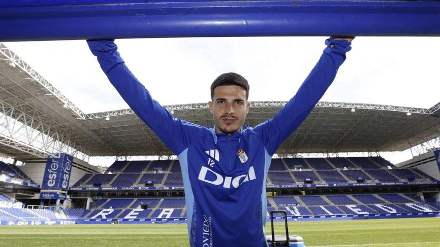 Jaime Seoane, en el Carlos Tartiere, posando para LA NUEVA ESPAÑA. | MIKI LÓPEZ