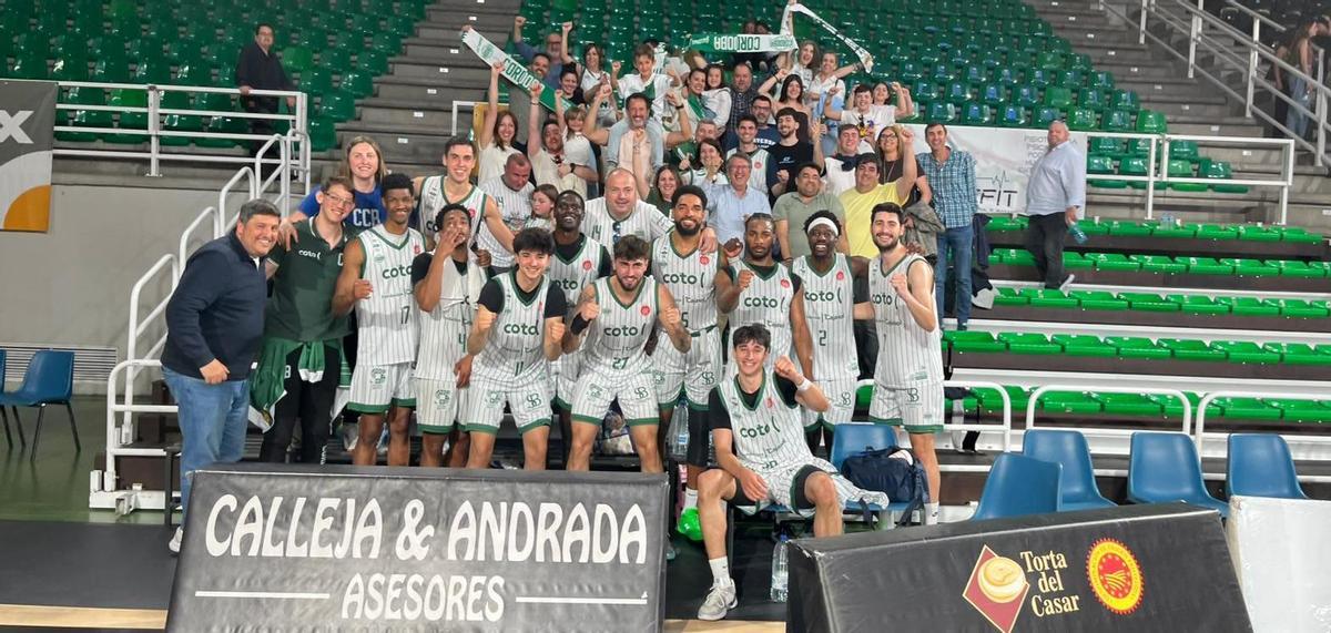 El Coto Córdoba celebra la victoria con sus aficionados y directivos desplazados a Cáceres.