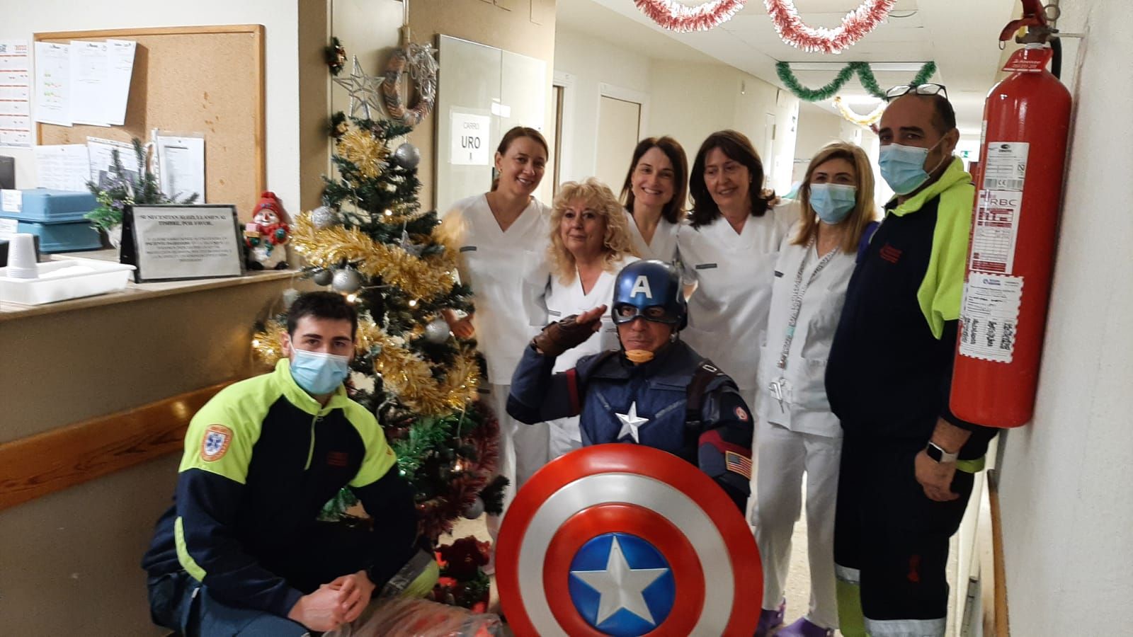 El Capitán América "aterriza" en el Hospital Lluís Alcanyís