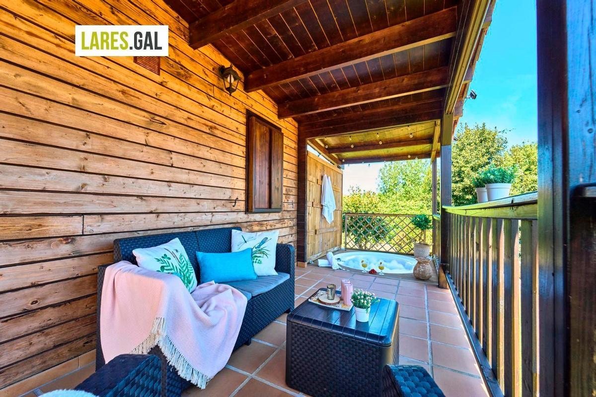 Una vista de la terraza de una de las cabañas del campamento turístico de Bueu, con un jacuzzi.
