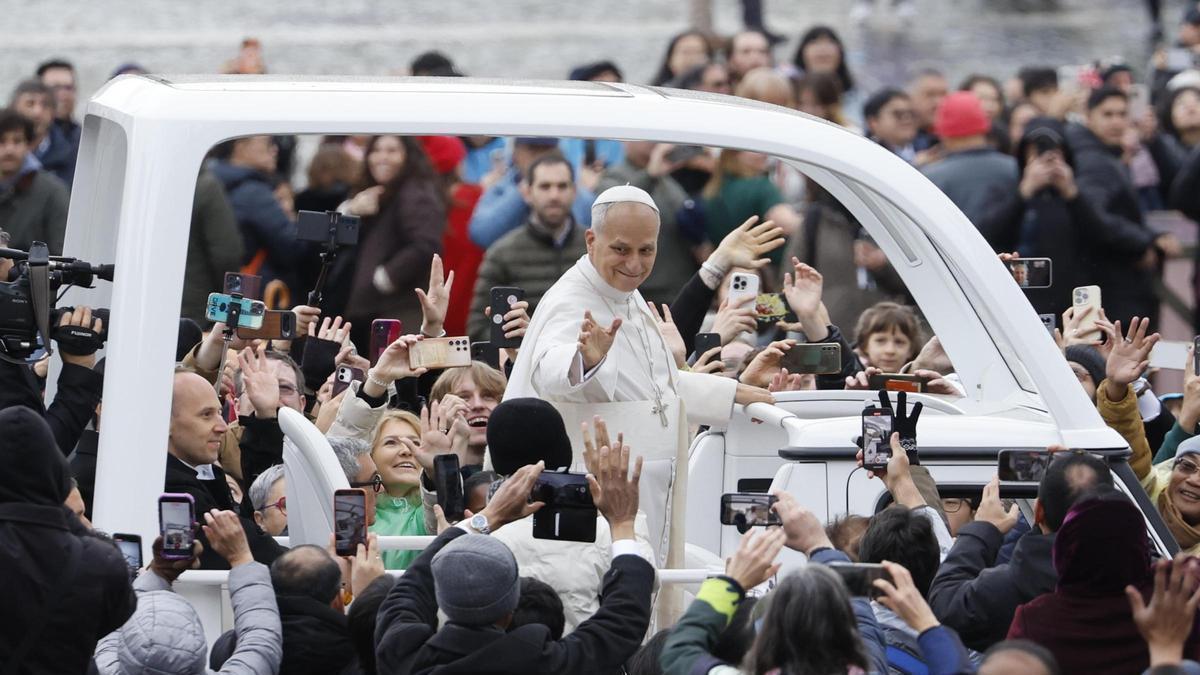 El papa León XIV en uno de los vehículos que utiliza para recorrer la plaza de San Pedro.