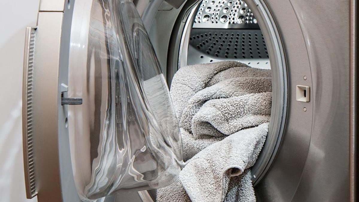 Una toalla en una lavadora abierta