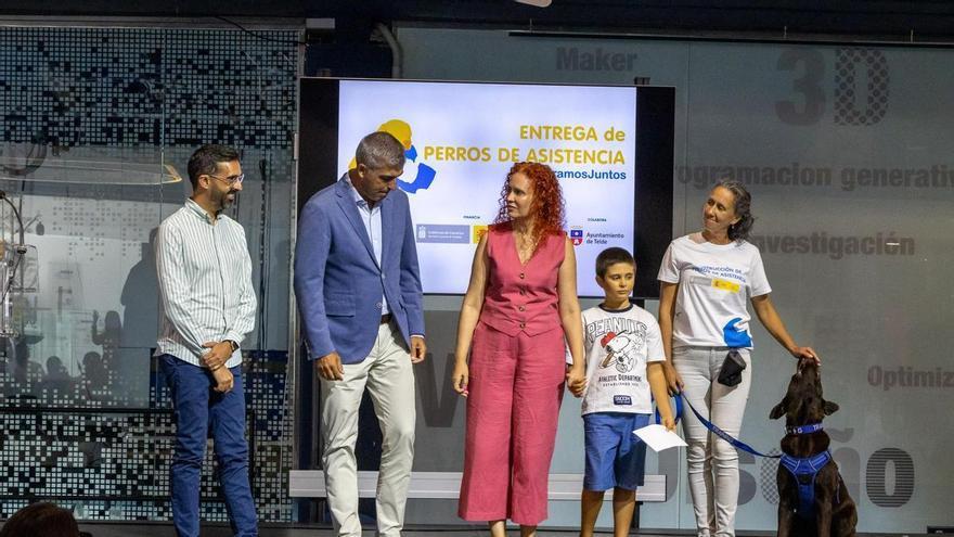 Inclusión sobre cuatro patas: Canarias entrega gratis perros de asistencia a hogares con necesidades especiales