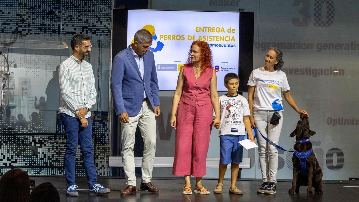 Inclusión sobre cuatro patas: Canarias entrega gratis perros de asistencia a hogares con necesidades especiales