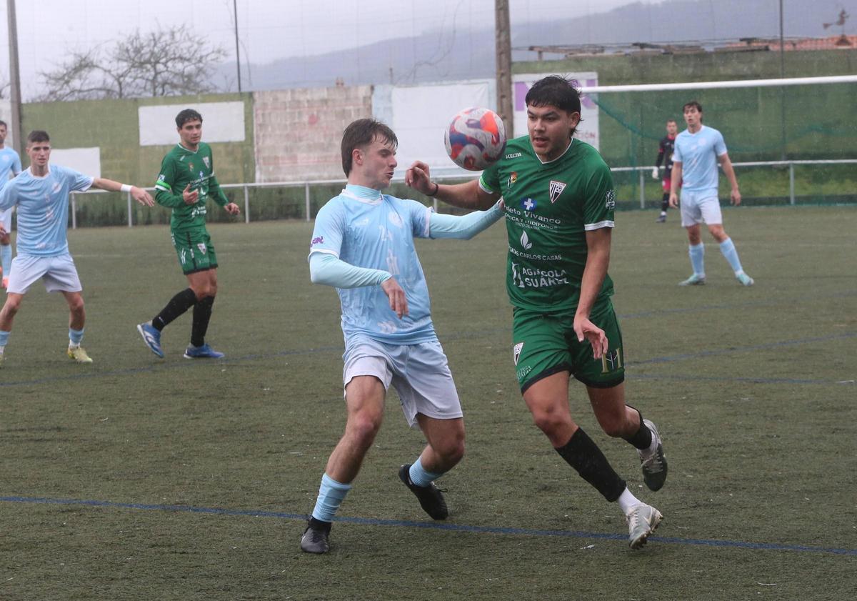 Moledo pugna por el balón con un jugador del Antela.
