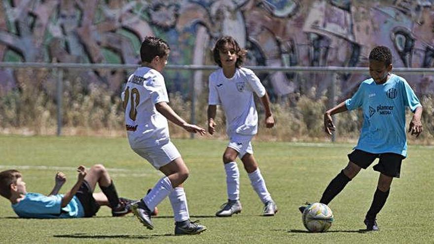 Un jugador de La Amistad 2000 realiza un recorte ante un rival.