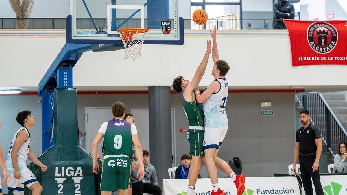 Ludvik Bergseng, autor de 21 punts, deixa anar una bomba durant el partit disputat contra l'Unicaja