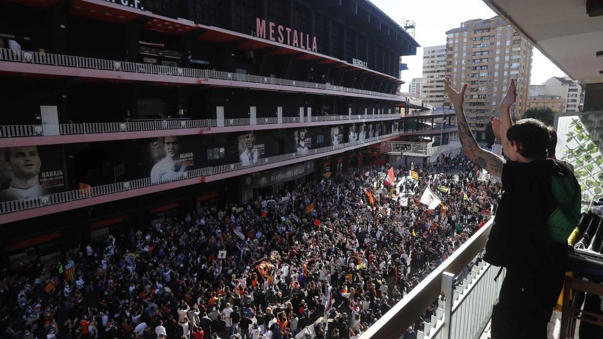 Manifestación multitudinaria de valencianistas en contra de MERITON y su gestión al frente del Valencia CF