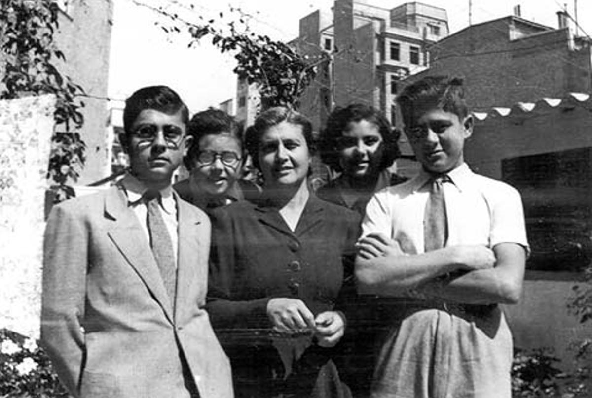 María Molinero con sus hijos.