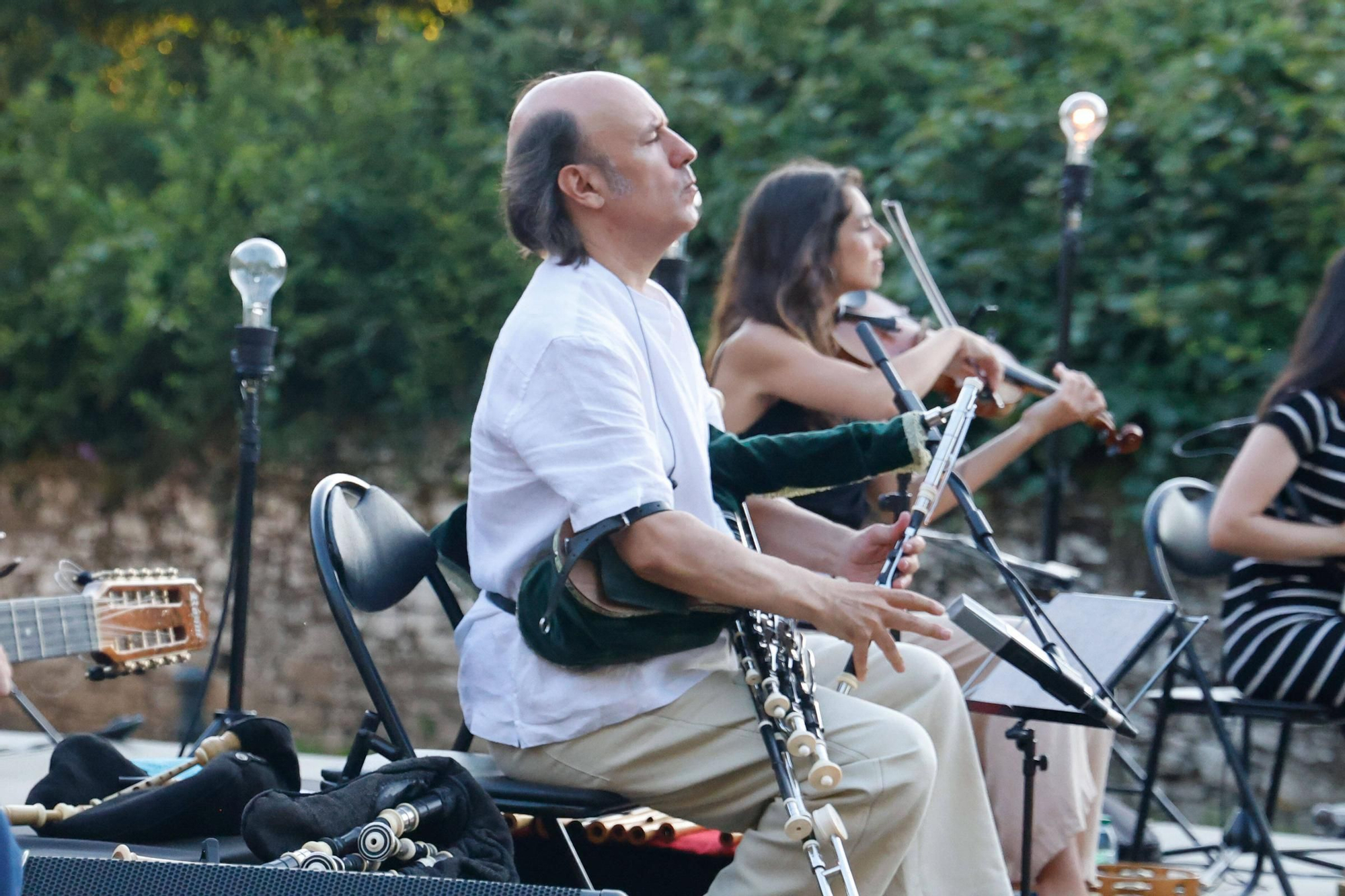 Carlos Núñez pechou o festival Folk na Beira do Sar cun concerto máxico na Colexiata