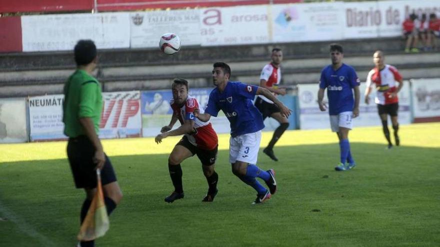 Adrián Camiño anotó el tanto que ponía en ventaja al Arosa en el campo de As Eiroas. // Noé Parga