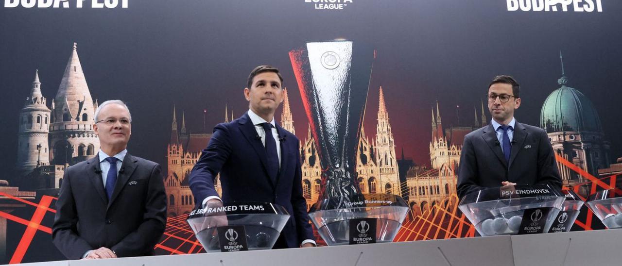 El sorteig dels setzens de final de l’Europa League. | REUTERS/DENIS BALIBOUSE