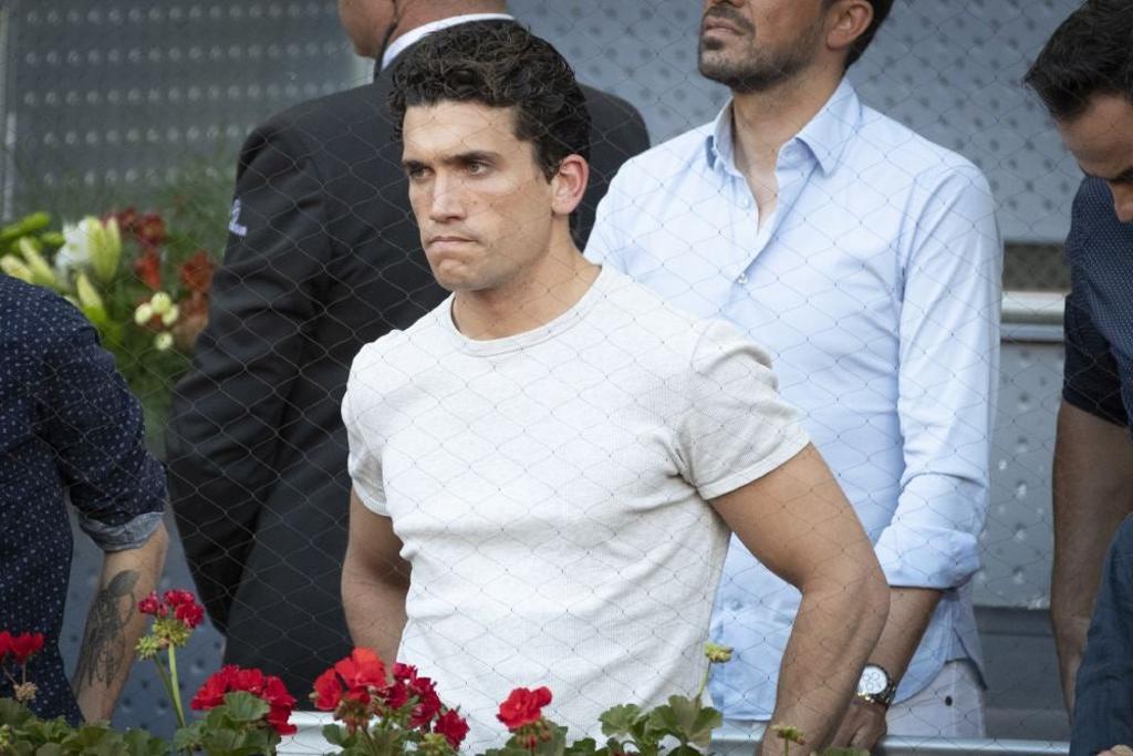 Jaime Lorente con cara de enfadado en el Mutua Madrid Open de Tenis